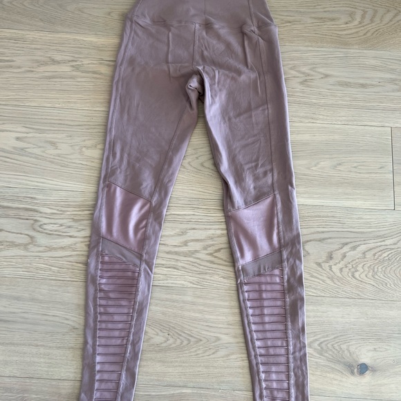 Women’s Alo Yoga Leggings - Picture 4 of 6